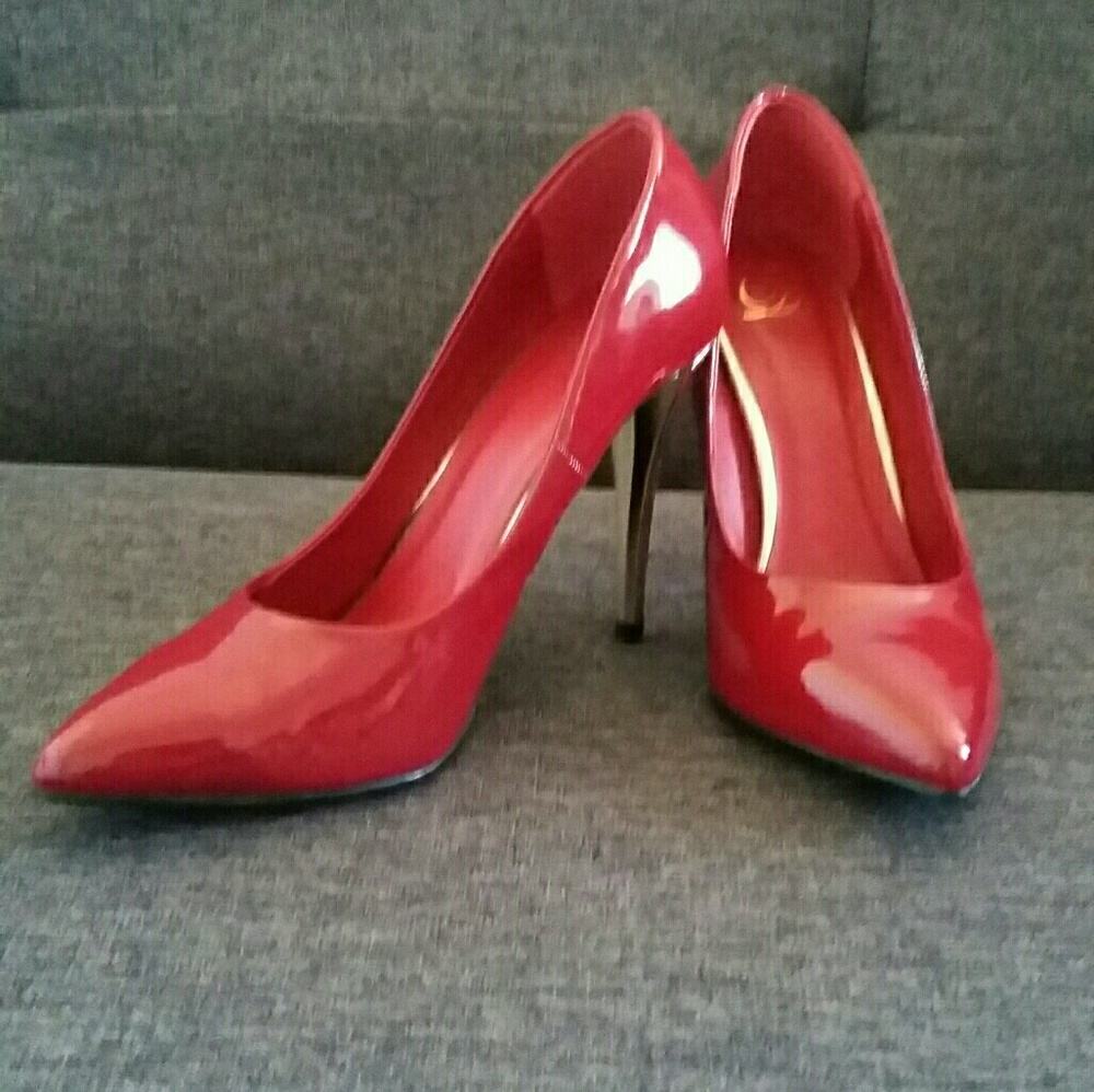 Like New! True Red heels